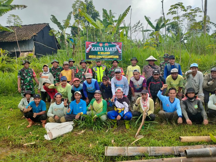 Kerja Bakti Babinsa dan Masyarakat Bangun Jalan Usaha Tani