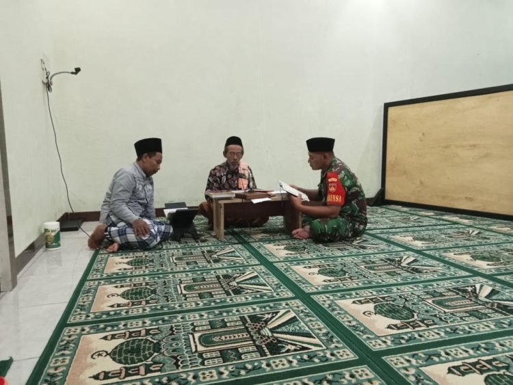 Babinsa Isi Waktu Bulan Ramadan Dengan Tadarus Al-Quran bersama Warga