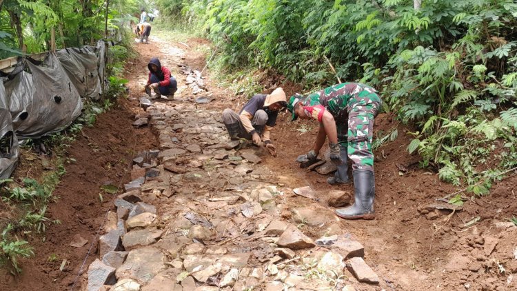 Serda Suratno Bantu Warga Kerja Bakti Pembangunan Makadam Jalan Usaha Tani Desa Gumelar
