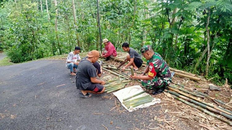 Membangun Kemanunggalan TNI-Rakyat melalui Komsos di Desa Paweden