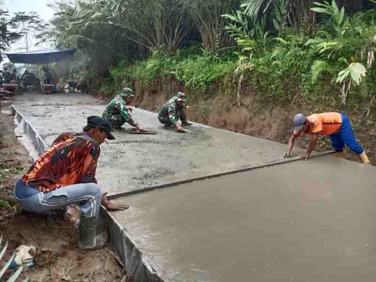 Serka Sujiat dan Satgas TNI TMMD Bergotong Royong Pengecoran Jalan di Desa Sijengung
