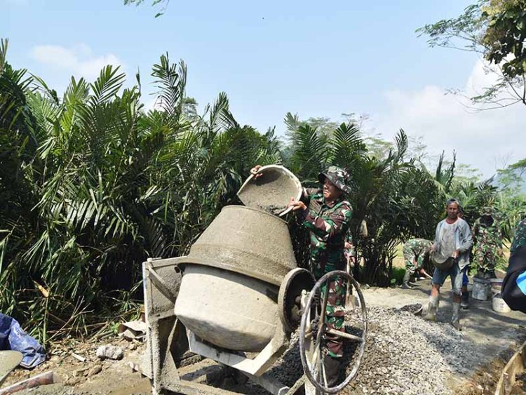 Sertu Sohirin, Anggota Satgas TMMD, Mengawal Progres Pengecoran Jalan di Desa Sijenggung