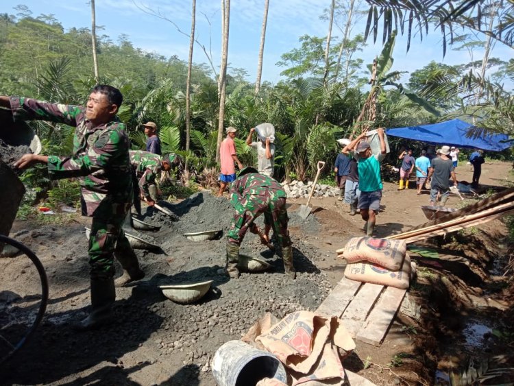 TMMD Reguler ke-120 Kolaborasi TNI dan Warga Sijenggung Capai 50% Pengecoran Jalan