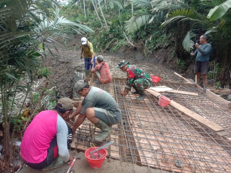 Satgas TMMD dan Warga Sijenggung Rakit Bekisting Jembatan