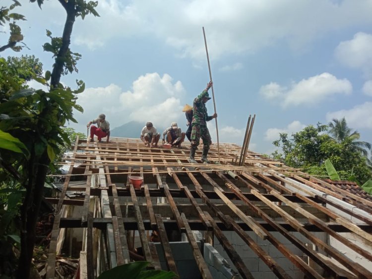 Sertu Sohirin dan Warga Sijenggung Pasang Reng untuk RTLH Mbah Sutono