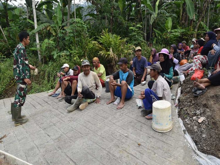 Dedikasi Tanpa Batas Serka Zeni dari Satgas TMMD Reguler ke-120 Berikan Motivasi dan Inspirasi bagi Warga Sijenggung