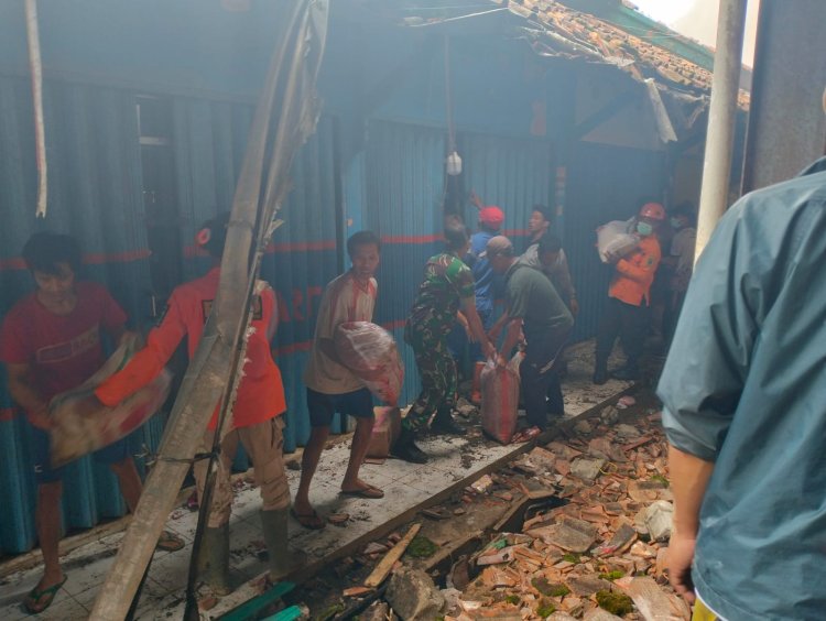 Pasar Terbakar, Koramil 04 Karangkobar Terjunkan Personil Babinsa Padamkan Api