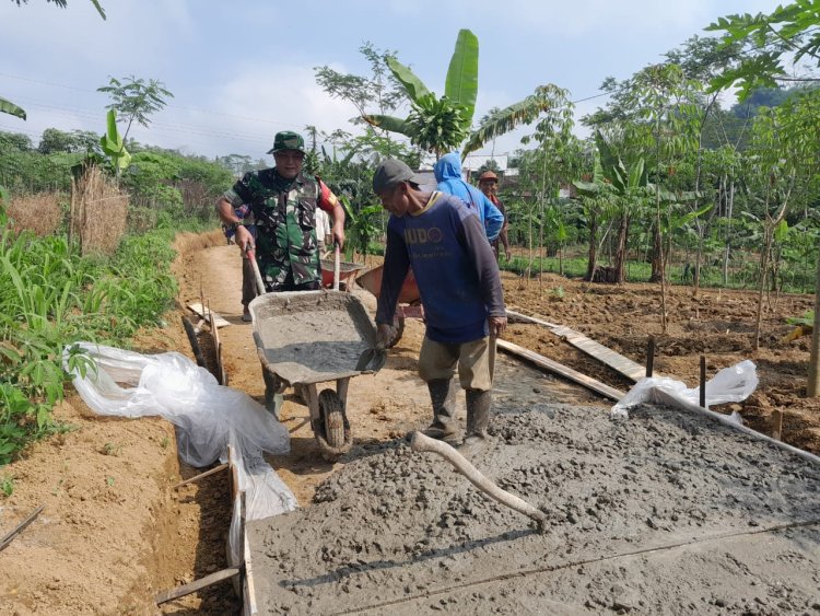 Menjadi Pelopor Di Wilayah, Serda Winarto Bantu Warga Pengecoran Jalan