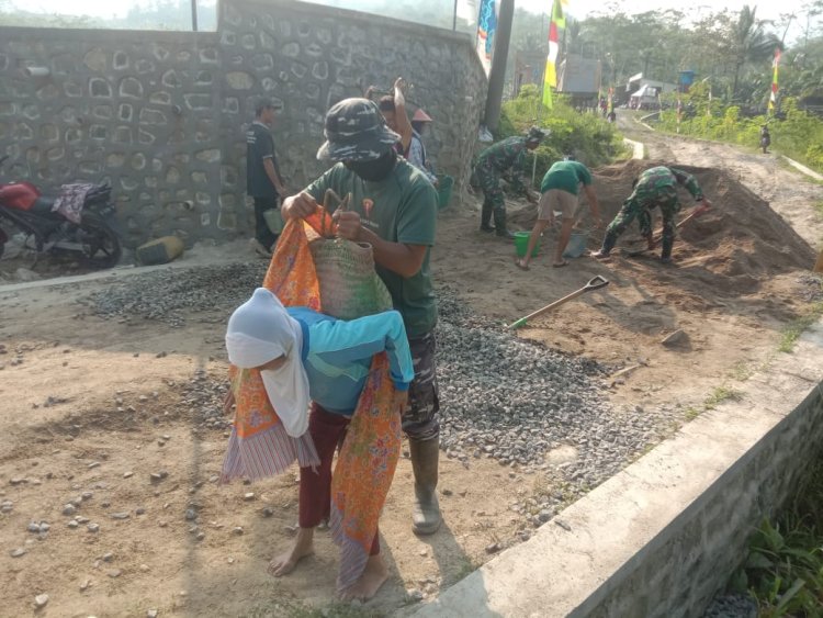 Mbah Maryati (60) Gendong Pasir Demi Bangun Desa Sijenggung