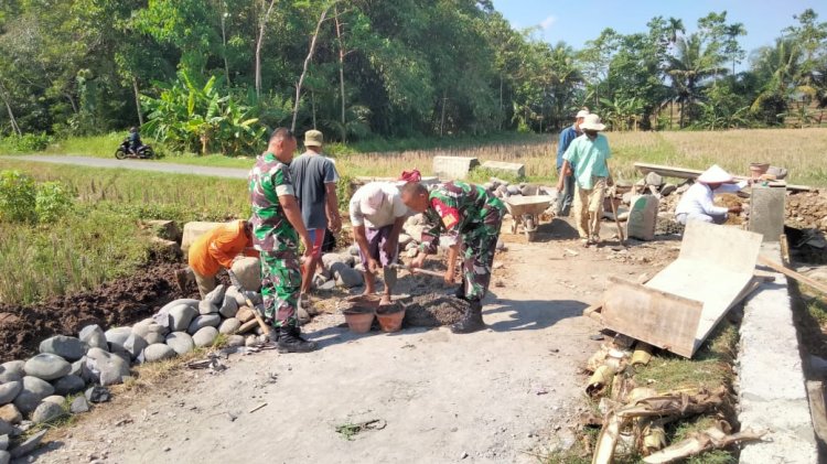 Wujud Kebersamaan Babinsa Bahu membahu gotong royong Pembuatan Talud saluran irigasi