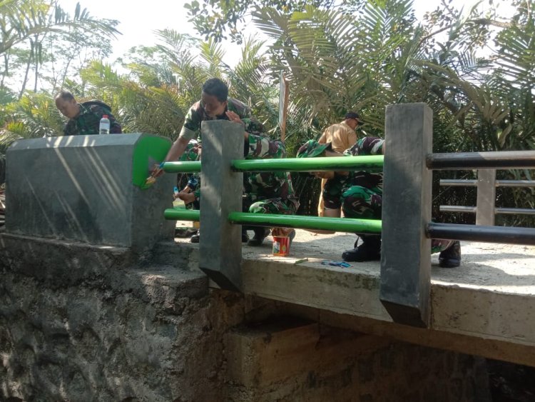 Jembatan Desa Sijenggung Di Cat oleh Program TMMD Reguler ke-120