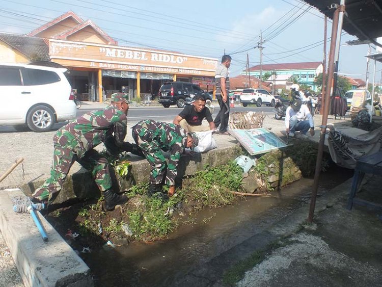 Kerja Bakti di Pasar Pucang  Bersihkan Lingkungan Bersama TMMD Reguler ke-120