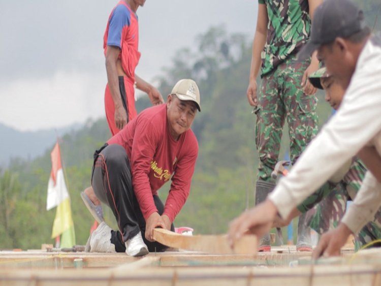 Kades Sijenggung Suyono Bersama Satgas TMMD di Pos Kamling