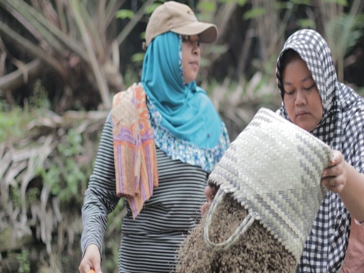 Semangat Warga Lastri dan Inah Mendukung Pembangunan dalam TMMD Reguler ke-120 di Banjarnegara