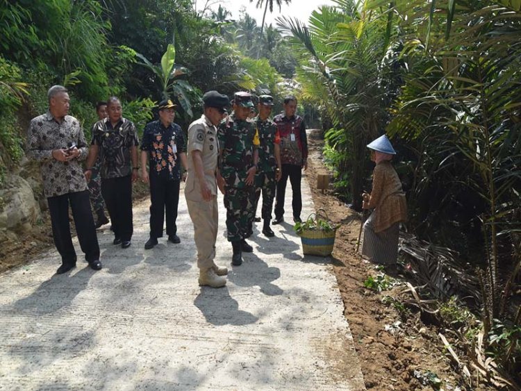 Tim Wasev PJO TMMD Sapa Warga Nenek Miarto Desa Sijenggung