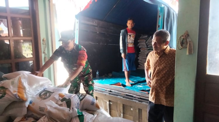 Babinsa Dampingi Penyaluran Bantuan Pangan Di Desa Binaan