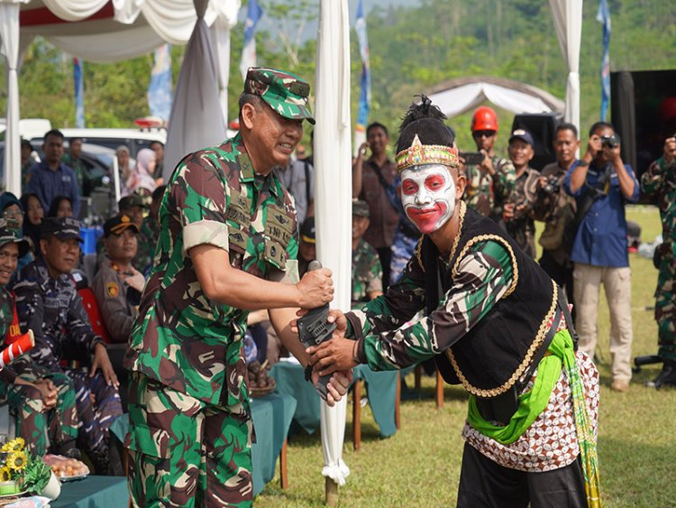 TMMD Reguler ke-120 Resmi Ditutup Penyerahan Pusaka Meriahkan Acara