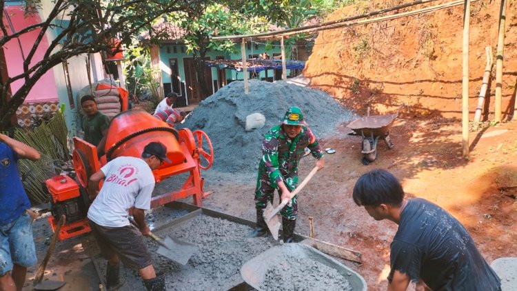 Manunggal Dengan Rakyat Babinsa Kerja Bakti Pengecoran Jalan Usaha Tani