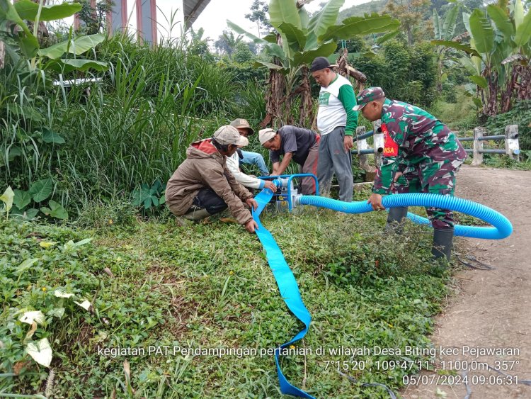 Babinsa Koramil 16 Pejawaran Dampingi Pengoperasian Pompa Air Alinstan