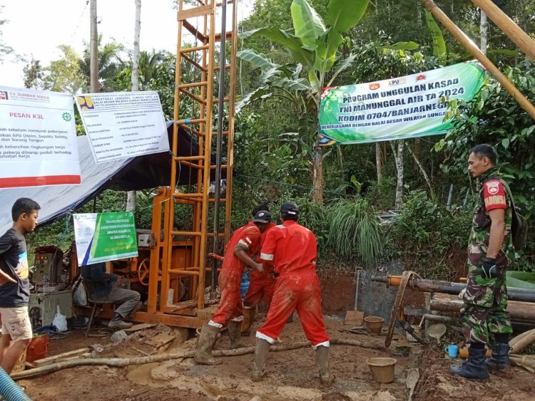 Babinsa Dampingi Pembuatan Sumur Bor Di Wilayah Binaan