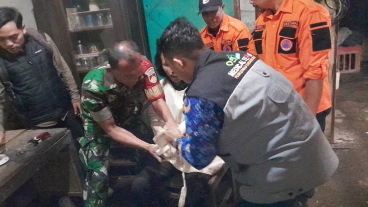 Babinsa Koramil 04/Karangkobar Serda Iwan Priyanto Bantu Tenaga Medis Evakuasi Pasien ODGJ