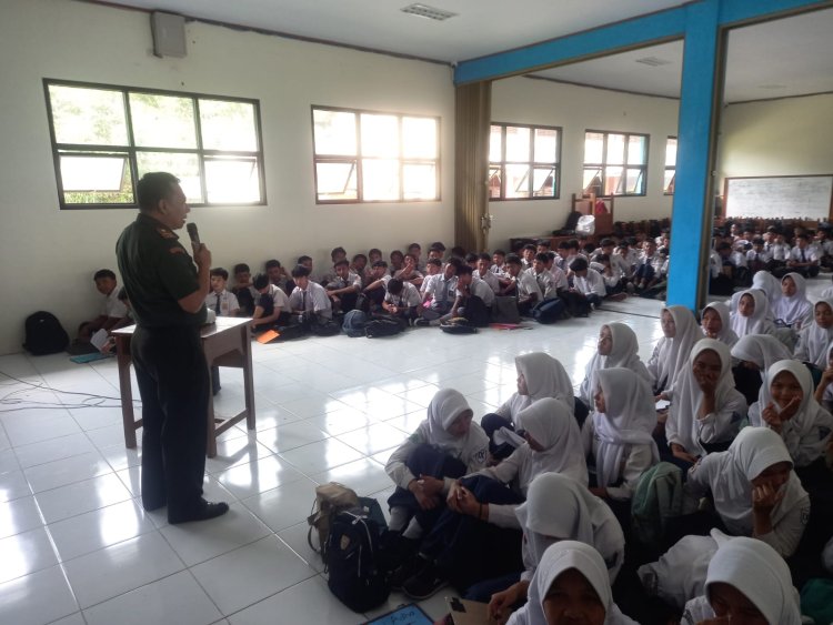 SEBAGAI BENTUK KEPEDULIAN KEPADA GENERASI PENERUS BANGSA,DANPOSRAMIL BERSAMA ANGGOTA MELAKSANAKAN KEGIATAN MPLS DIWILAYAH 