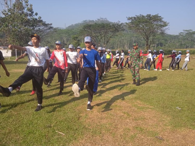 Babinsa Dan Babinkamtibmas Melaksanakan Pembinaan Dan Pelatihan Pbb Bagi Anggota Paskibraka