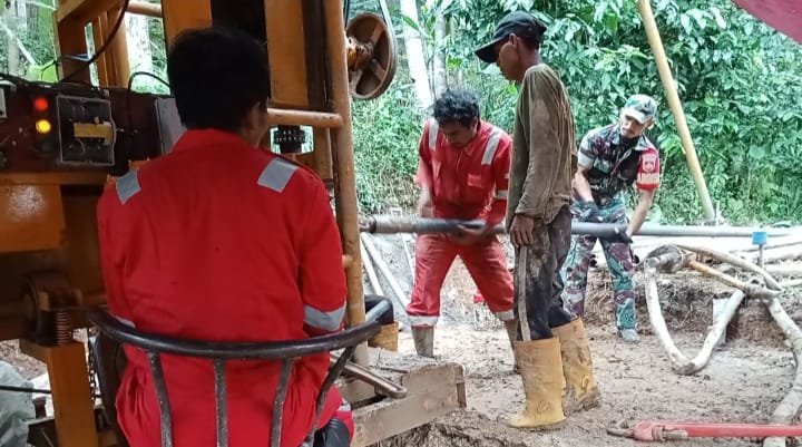 Melalui Program KASAD Manunggal Air, Babinsa Melaksanakan Pendampingan Dan Bantu Pekerja Dalam Pembuatan Sumur Bor