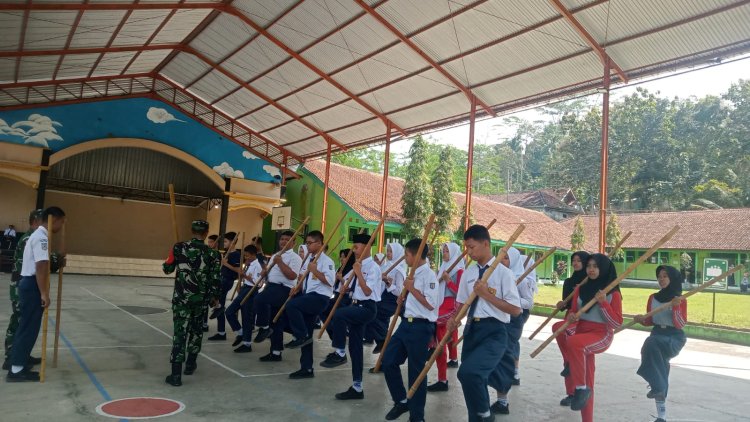 Babinsa Koramil 13/Banjarmangu Melatih PBB di SMP N 1 Banjarmangu Guna Membentuk  Kedisiplinan