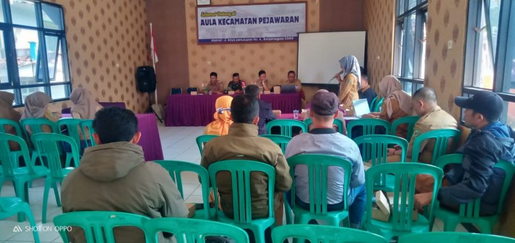  Babinsa Koramil 16/Pejawaran Bersama Perangkat Desa Gelar Rapat Koordinasi Bentuk Panitia HUT RI