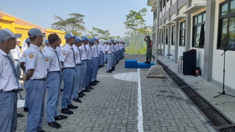 Babinsa Berikan Materi Wasbang dan Pembinaan karakter kepada Siswa Siswi SMKN 1 Pagentan