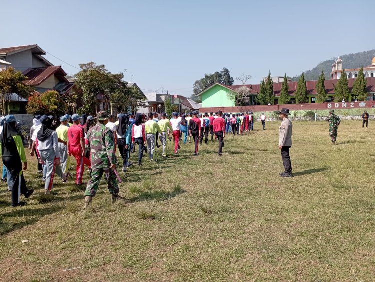 Suksekan HUT RI Ke 79 Babinsa Bersama Buabinkamtibmas Karangkobar Latih Paskibra Tingkat Kecamatan