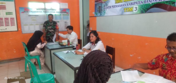 Babinsa Menghadiri Undangan Penyerahan Sertifikat Tanah Di Kantor Desa Jembangan