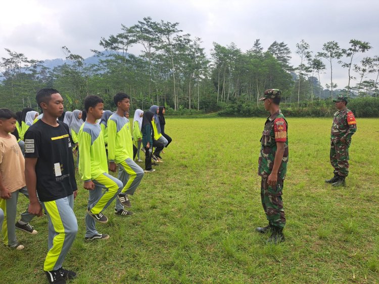 MPLS Hari Ke ll SMK Ma'arif NU 1  Karangkobar Babinsa Berikan Materi PBB