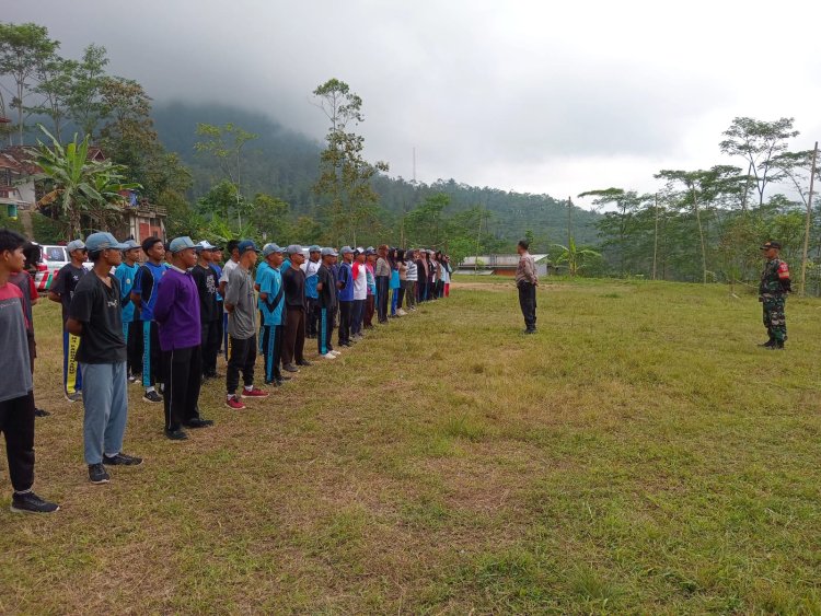 Babinsa Latih Anggota Paskibra Tingkat Kecamatan