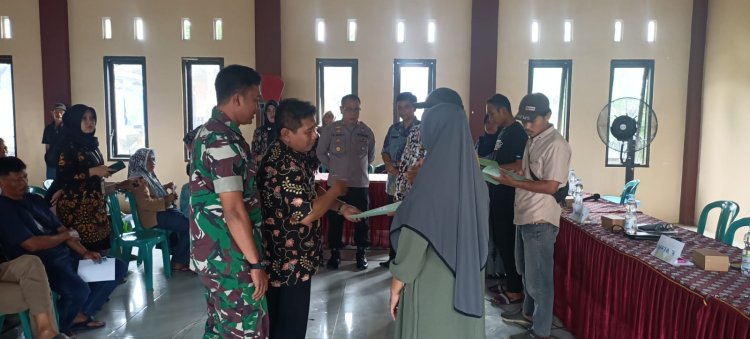 Babinsa Dampingi Penyerahan Sertifikat Program PTSL di Wilayah