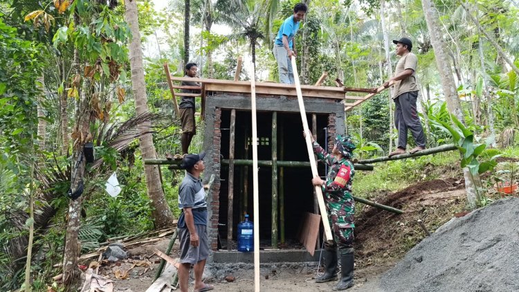 BABINSA KORAMIL 03/WANADADI BANTU PEMBUATAN RUMAH POMPA KELOMPOK TANI