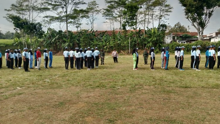 Babinsa Melaksanakan Pelatihan Paskibra menyambut peringatan Hari Ulang Tahun Republik Indonesia