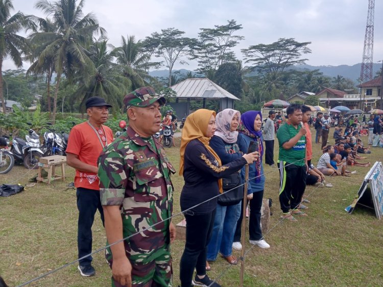 Babinsa Berikan Pertolongan Pada Warga Yang Mengalami Kejang Di Tengah Pertandingan Mini Soccer