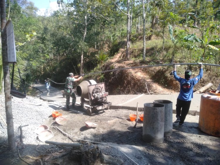 Babinsa Duren Laksanakan Karya Bhakti Dukung Pembangunan Jalan Rabat Beton