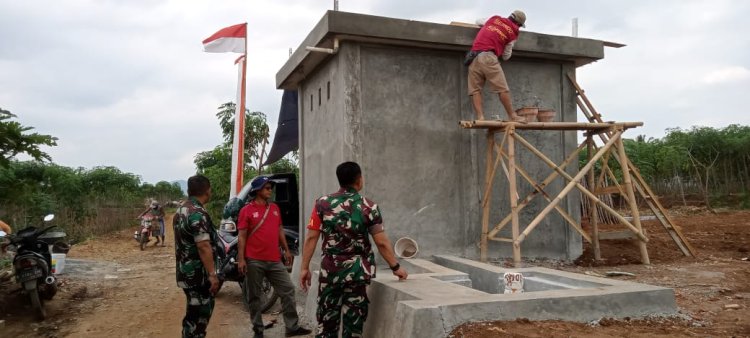 Melalui Program Pompanisasi Danramil 08 Purwanegara Bantu Petani Buat Saluran Irigasi