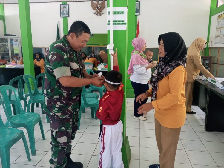 Babinsa Bersama Pemerintah Kelurahan Dan Puskesmas Laksanakan Posyandu Serentak