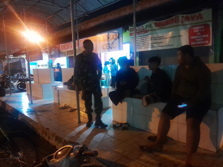 Pastikan Wilayah  Tetap Aman dan  Kondusif, Babinsa Laksanakan Patroli Malam