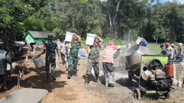 Tingkatkan Kesejahteraan Petani, Babinsa Koramil 04/Karangkobar Bantu Pengecoran Jalan Usaha Tani