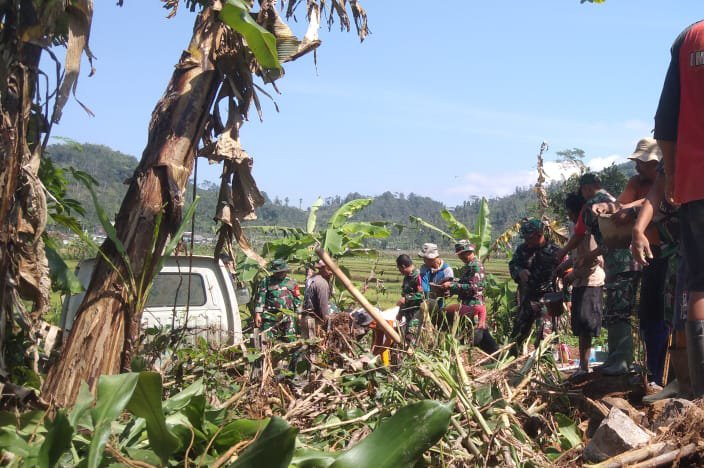 TNI dan Warga Bangun Talud Penahan untuk Kelancaran Saluran Air ke Sawah