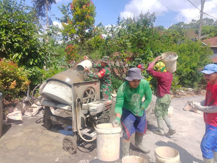 Babinsa Dan Warga Laksanakan Karya Bakti pengecoran jalan