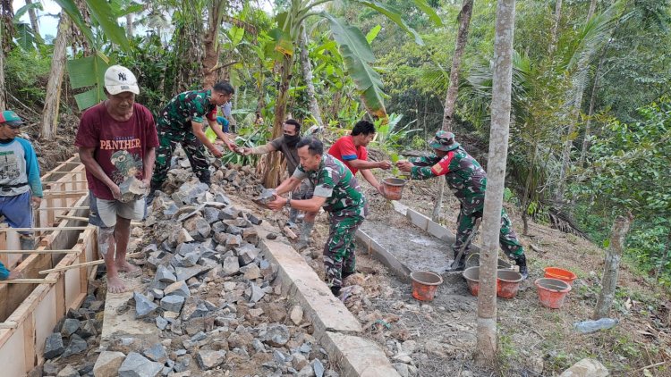 Danramil Ikut Terjun Langsung Membantu Karya Bhakti Pembuatan Saluran Air