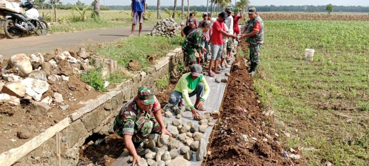 Babinsa Koramil 09 Susukan Bantu Pengerjaan Saluran Irigasi