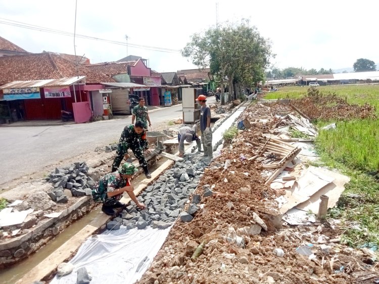 Babinsa Bantu Pengecoran Irigasi Untuk Pertanian