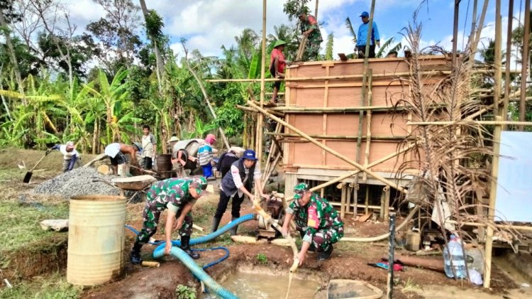 Danramil Terjun Langsung Bantu Pembuatan Rumah Pompa Dan Sumur bor